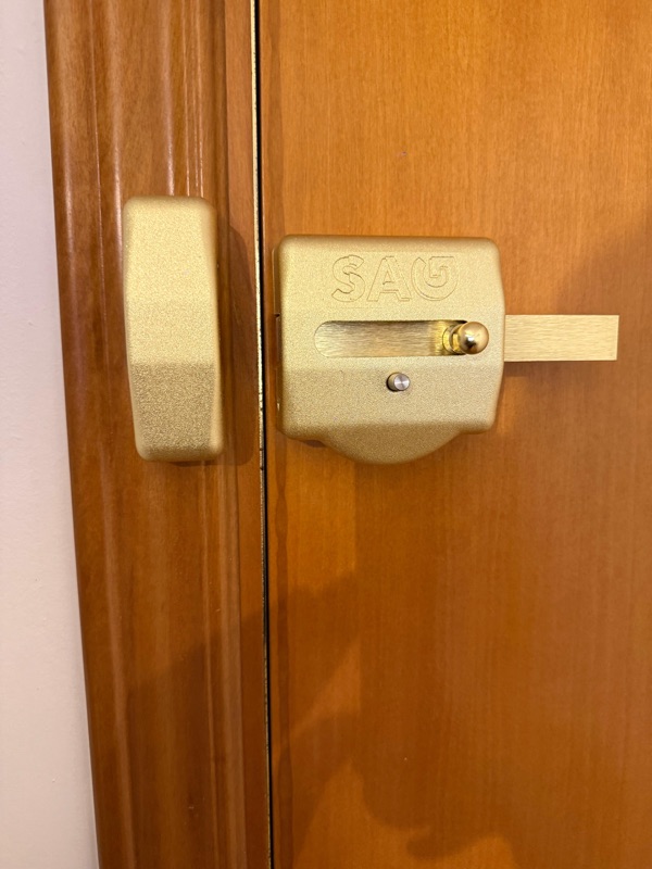 Cerrojo SAG EP40 latón con pletina de seguridad en puerta