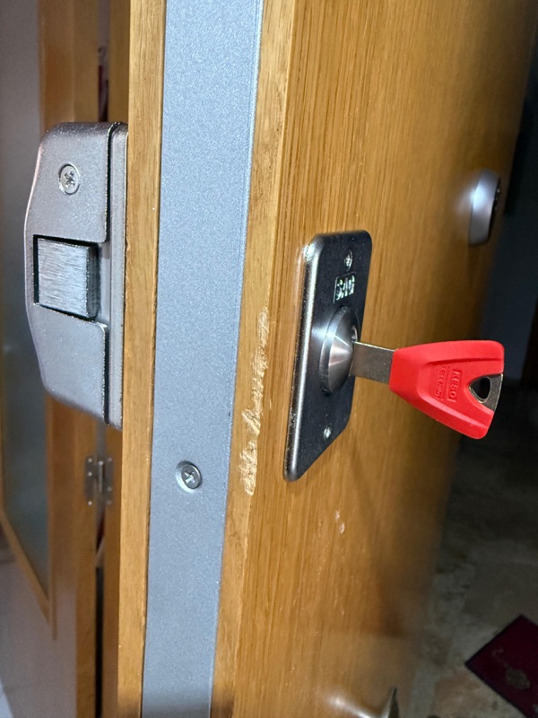Cerrojo SAG EP50 níquel instalado en puerta blindada Valencia